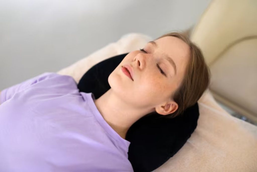 patient-resting-comfortably-with-eyes-closed-during-a-dental-procedure-in-a-dental-chair